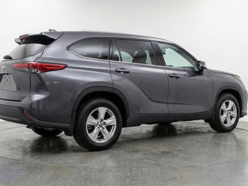 Used 2025 Toyota Highlander LE FWD image 9