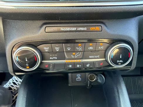 Used 2022 Ford Escape Titanium FWD image 27