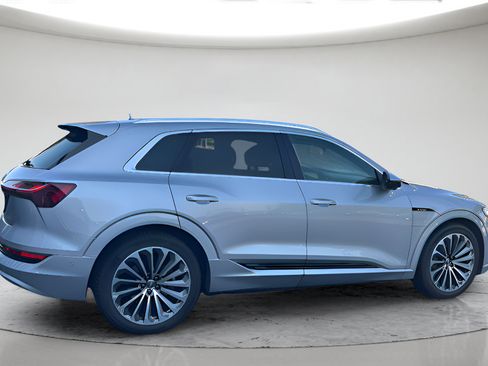 Used 2019 Audi e-tron Prestige w/ Prestige Package AWD/4WD image 4