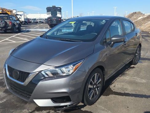Used 2021 Nissan Versa SV image 2