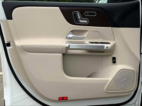 New 2025 Mercedes-Benz GLB 250 4MATIC image 14