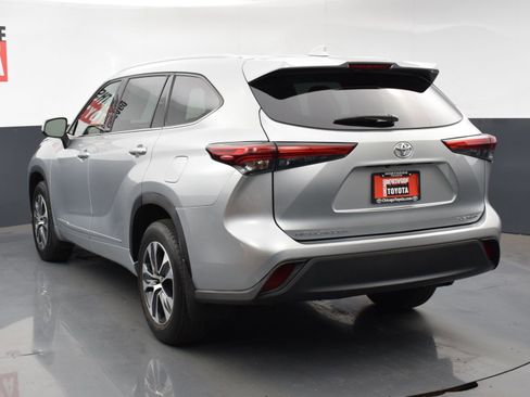 Used 2022 Toyota Highlander XLE image 3
