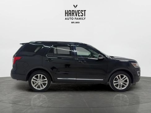 Used 2017 Ford Explorer XLT w/ Equipment Group 202A AWD/4WD image 8