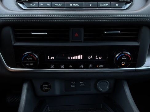 Used 2025 Nissan Rogue SV FWD image 28