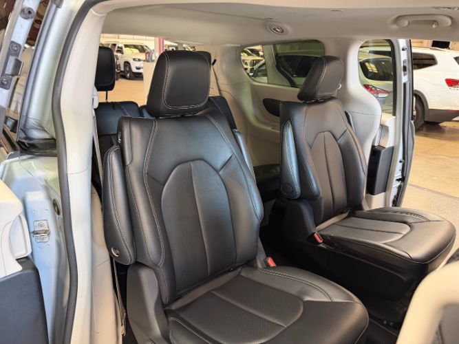 Used 2024 Chrysler Pacifica Limited FWD image 34