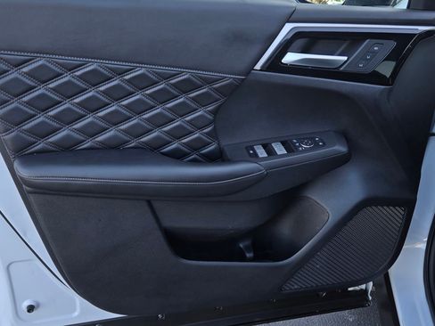 Used 2025 Mitsubishi Outlander 4WD Plug-In Hybrid image 9