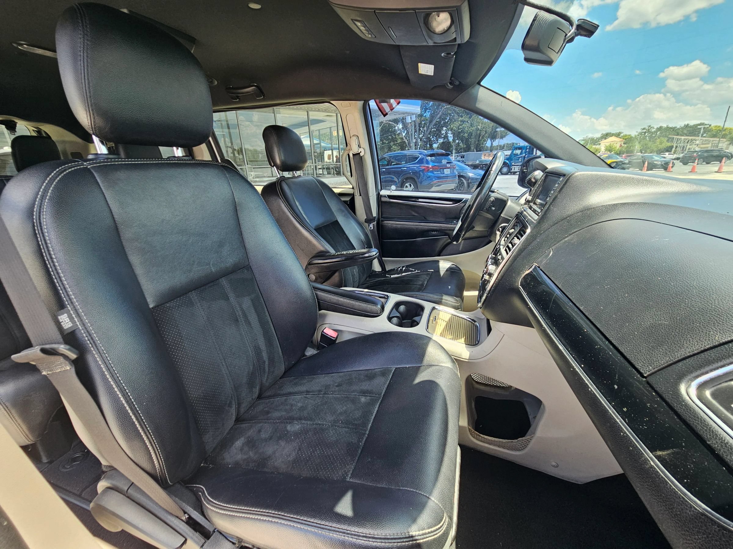 Used 2017 Dodge Grand Caravan SXT FWD image 10