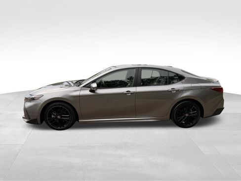 Used 2025 Toyota Camry SE FWD image 4