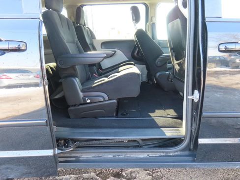 Used 2016 Dodge Grand Caravan SXT image 16