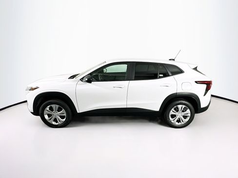 Used 2025 Chevrolet Trax LS image 4