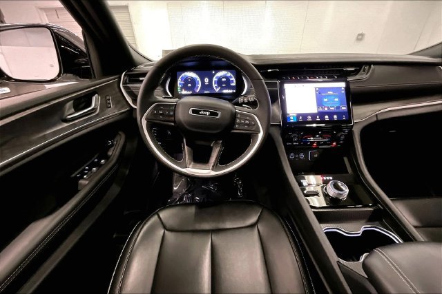 Used 2024 Jeep Grand Cherokee L Limited w/ Black Appearance Package AWD/4WD image 6