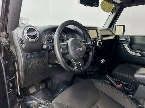 Used 2017 Jeep Wrangler Unlimited Rubicon w/ Connectivity Group image 9