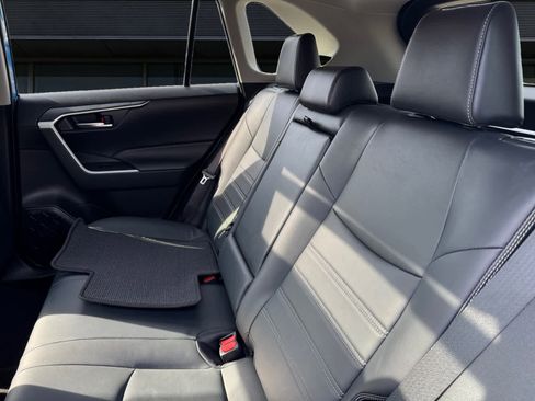 Used 2021 Toyota RAV4 XLE Premium image 15