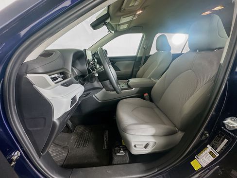 Used 2022 Toyota Highlander LE FWD image 13