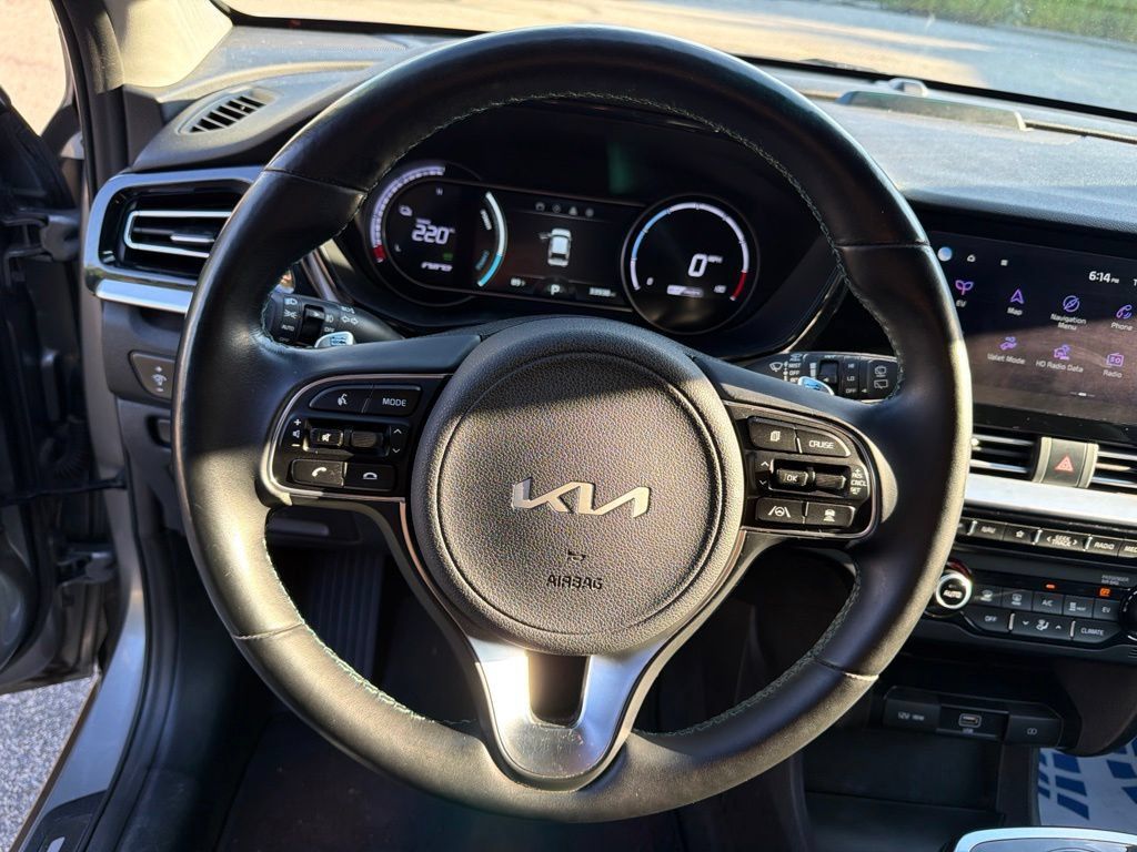 Certified 2022 Kia Niro EX Premium w/ Cold Weather Package FWD image 16