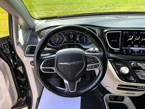 Used 2021 Chrysler Pacifica Touring-L FWD image 31