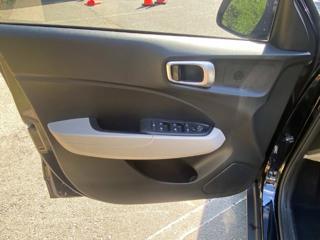 Used 2024 Hyundai Venue SEL FWD image 12