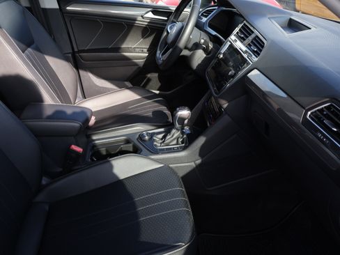 Used 2022 Volkswagen Tiguan SE w/ Panoramic Sunroof Package image 11