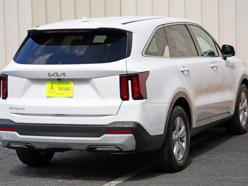 Used 2024 Kia Sorento LX FWD image 45