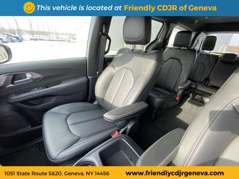 New 2026 Chrysler Pacifica Select image 10