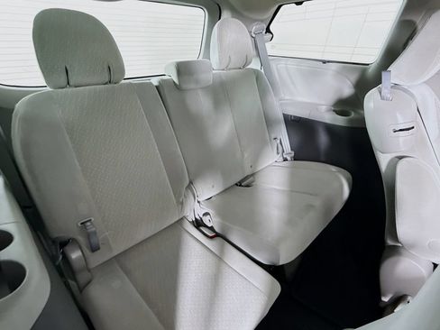 Used 2018 Toyota Sienna LE FWD image 28