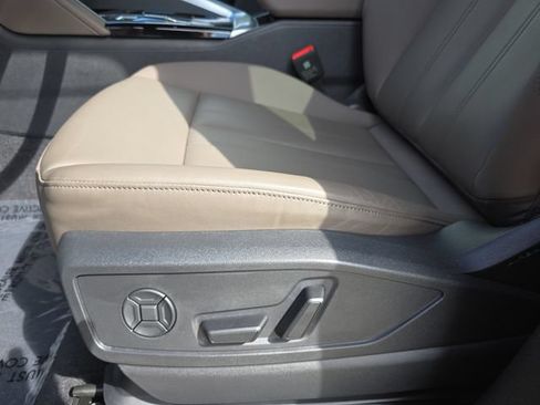 Used 2025 Audi Q5 Premium w/ Convenience Package AWD/4WD image 32