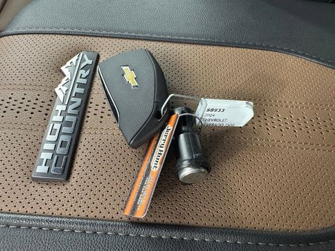 Used 2024 Chevrolet Silverado 2500 High Country w/ High Country Premium Package AWD/4WD image 3