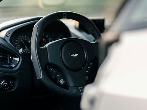 Used 2015 Aston Martin Vanquish Coupe image 33