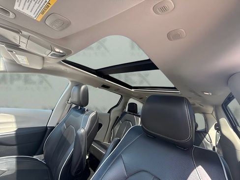 Used 2023 Chrysler Pacifica Limited FWD image 6
