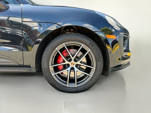 Certified 2023 Porsche Macan S AWD/4WD image 33