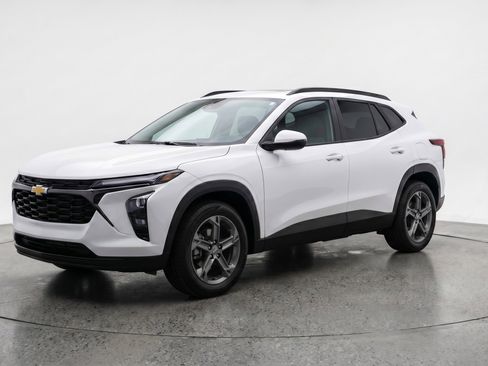 Used 2025 Chevrolet Blazer LT image 3