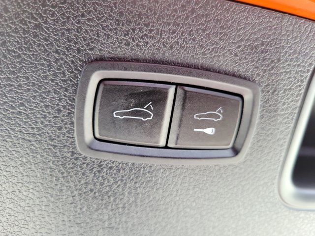 Certified 2023 Porsche Macan AWD/4WD image 16