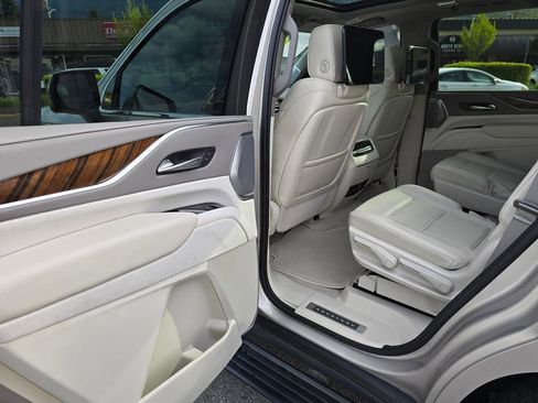 Used 2023 Cadillac Escalade Premium Luxury Platinum w/ LPO, Radiant Package AWD/4WD image 18