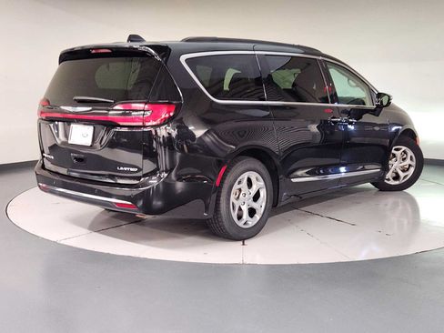 Used 2023 Chrysler Pacifica Limited FWD image 2