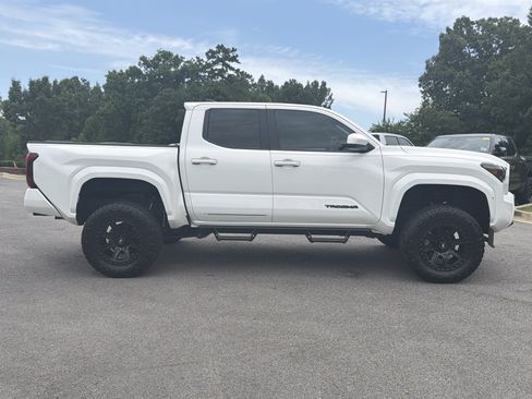 Used 2024 Toyota Tacoma SR5 AWD/4WD image 13