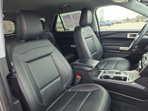 Used 2023 Ford Explorer XLT w/ Equipment Group 202A image 18
