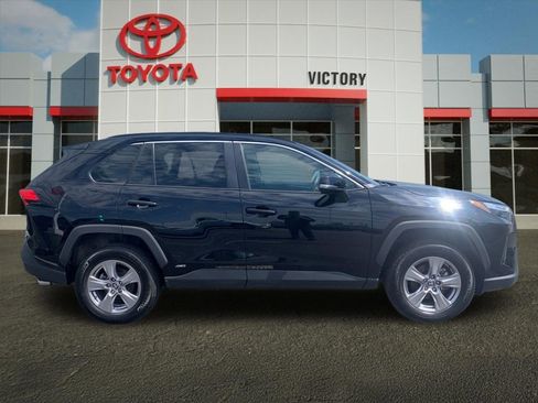 Used 2025 Toyota RAV4 XLE AWD/4WD image 2