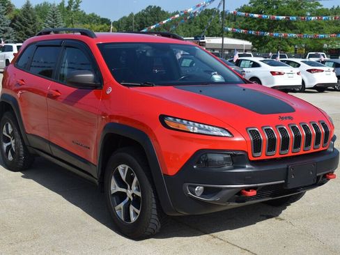 Used 2017 Jeep Cherokee Trailhawk w/ Cold Weather Group AWD/4WD image 1
