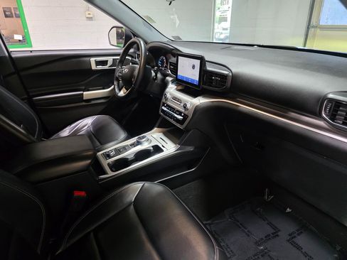 Used 2021 Ford Explorer XLT w/ Equipment Group 202A AWD/4WD image 28