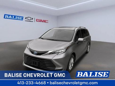 Used 2023 Toyota Sienna LE AWD/4WD image 1