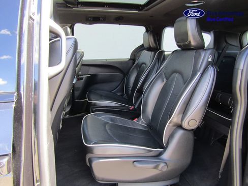 Used 2022 Chrysler Pacifica Limited w/ Uconnect Theater Family Group FWD image 7