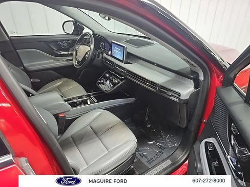 Used 2021 Lincoln Corsair AWD w/ Premium Package image 12