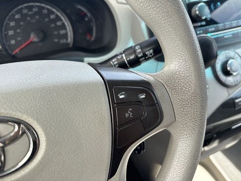 Used 2012 Toyota Sienna LE image 17