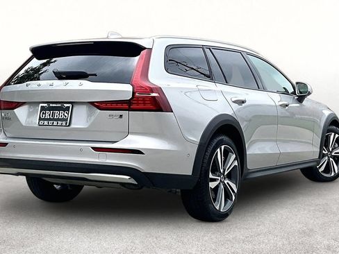 Certified 2025 Volvo V60 B5 Cross Country Plus AWD/4WD image 2