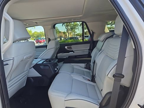 Certified 2025 Ford Expedition Platinum w/ Platinum Ultimate Package AWD/4WD image 6