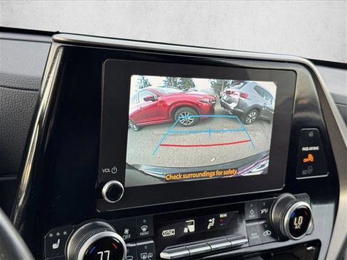 Used 2024 Toyota Highlander XLE image 13