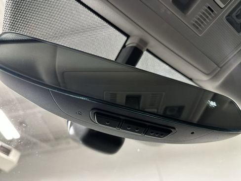 Used 2021 Volkswagen Tiguan SE image 38