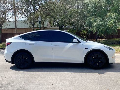 Used 2022 Tesla Model Y Long Range image 9