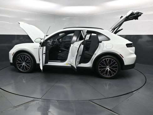 New 2026 Porsche Macan 4 Electric AWD/4WD image 32