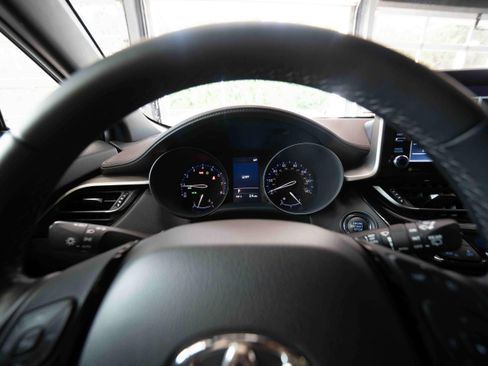 Used 2019 Toyota C-HR Limited FWD image 15